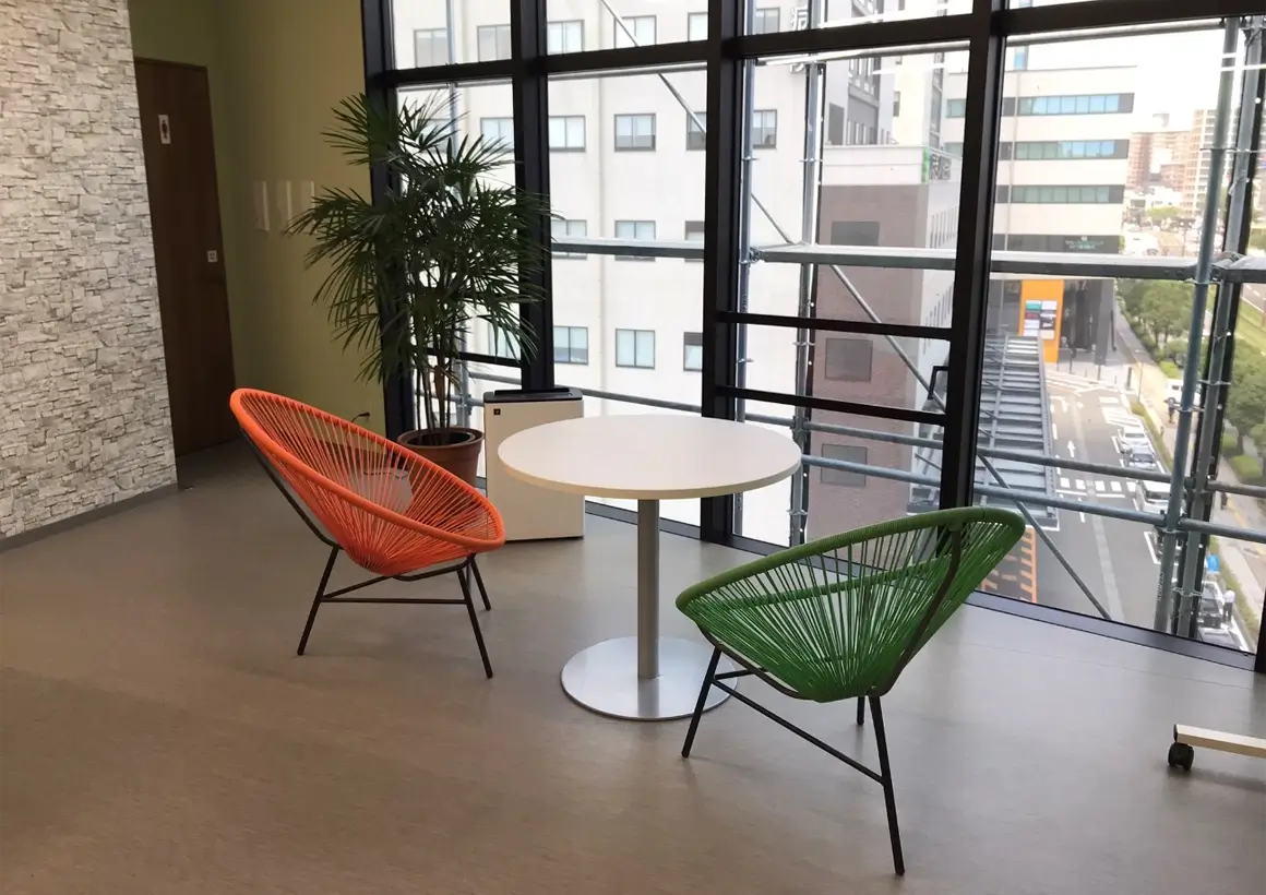 窓際の休憩スペース