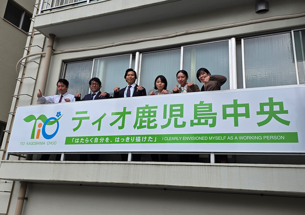 入口と窓の横の看板