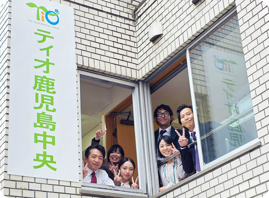 窓から顔をだすスタッフ